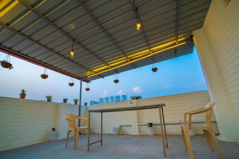 The Brick House! Stylish Furnished 1BHK with Living Kitchen and Balcony - image 2