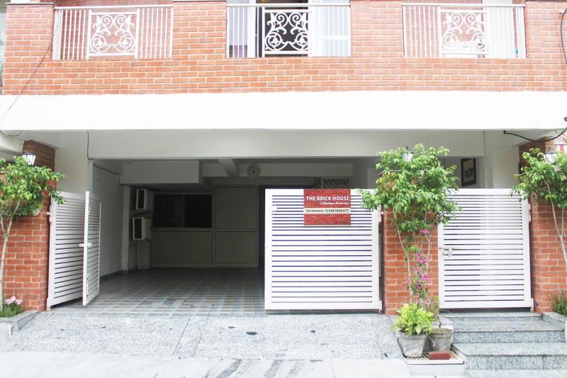 The Brick House! Stylish Furnished 1BHK with Living Kitchen and Balcony - image 9