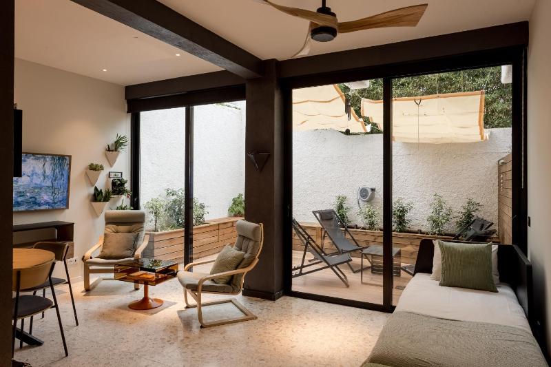 Cascais Modern Retreat with Private Courtyard - image 6