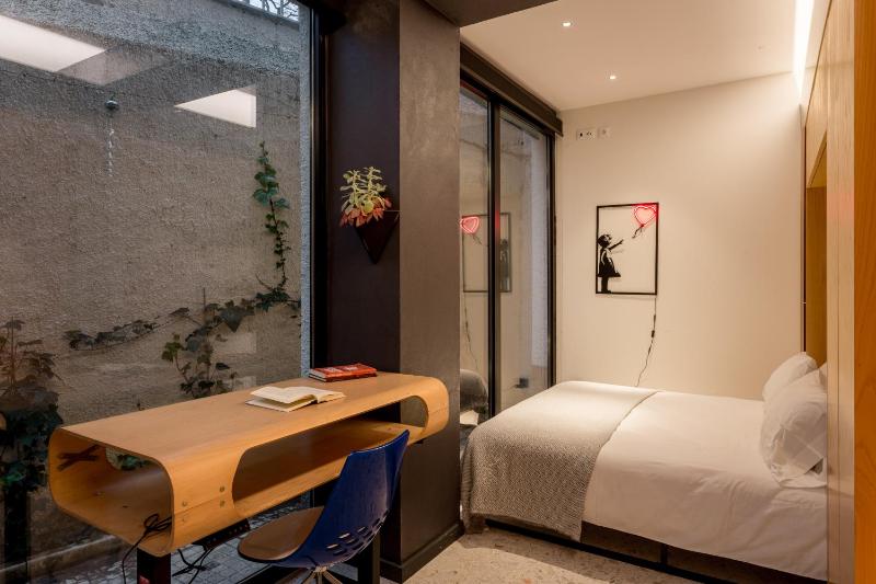 Cascais Modern Retreat with Private Courtyard - image 21