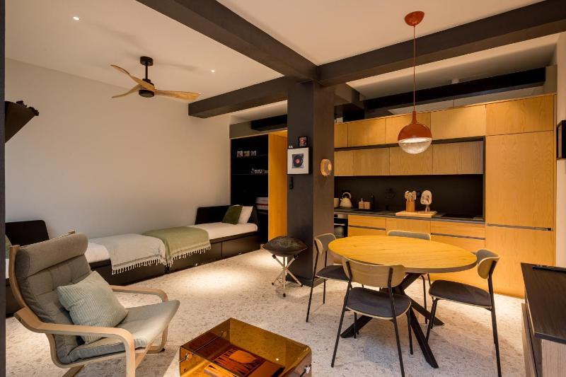 Cascais Modern Retreat with Private Courtyard - image 8