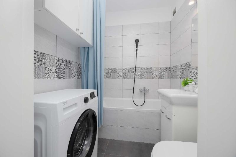 Cozy Apartment with Workspace and Close to Metro by Noclegi Renters - image 16