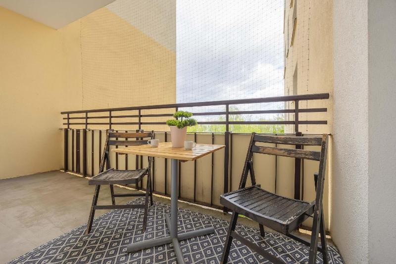 Cozy Apartment with Workspace and Close to Metro by Noclegi Renters - image 7