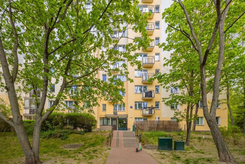 Cozy Apartment with Workspace and Close to Metro by Noclegi Renters - image 10
