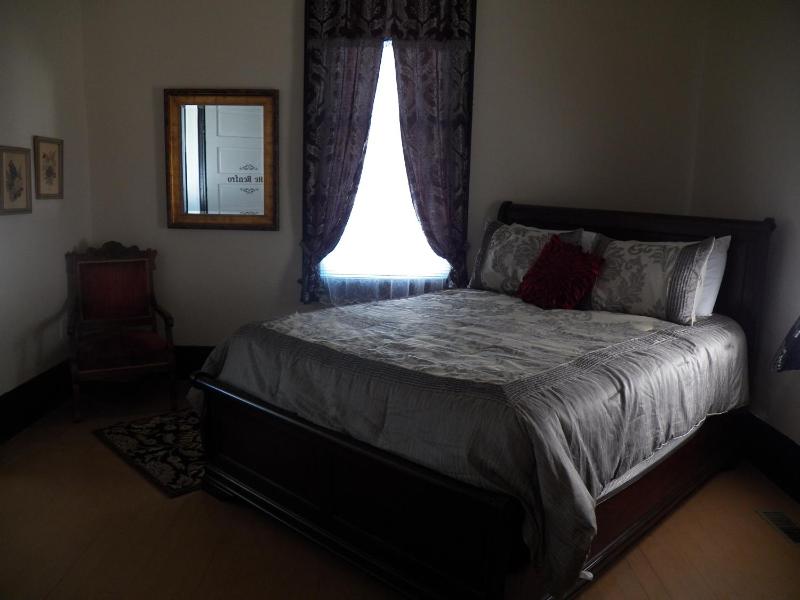Deluxe Queen Room image 1