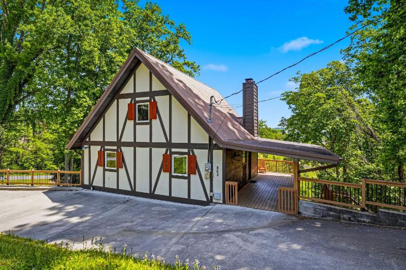 Beorns Cottage 5BR Smoky Mountain Getaway with Views Hot Tub & Game Room - image 44