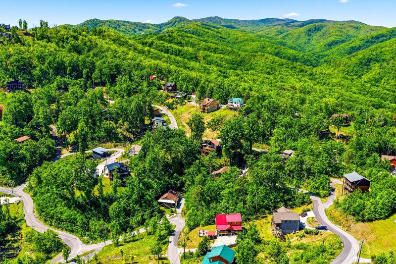 Beorns Cottage 5BR Smoky Mountain Getaway with Views Hot Tub & Game Room - image 49