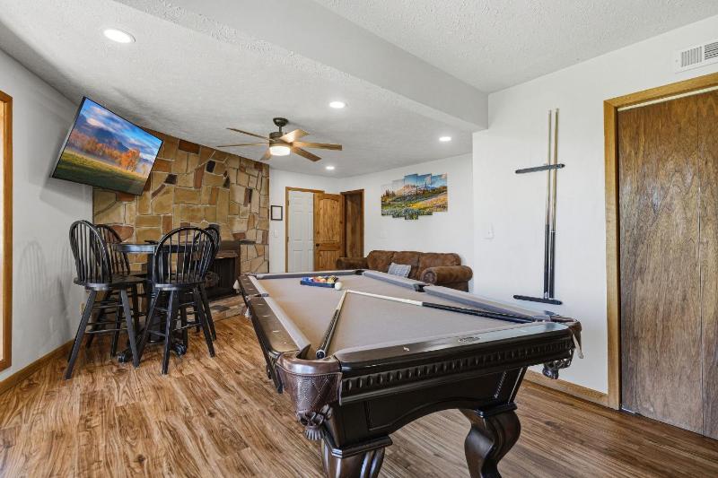 Beorns Cottage 5BR Smoky Mountain Getaway with Views Hot Tub & Game Room - image 37