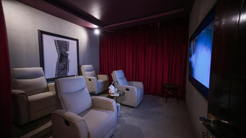 شقة فاخرة - غرفة سينما - قريبة من الواجهة البحرية 1 - image 10