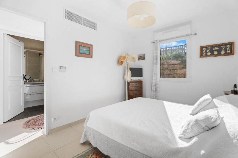 Grand T2 proche plage - image 7