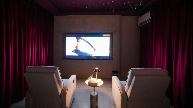 شقة فاخرة - غرفة سينما - قريبة من الواجهة البحرية 1 - image 9