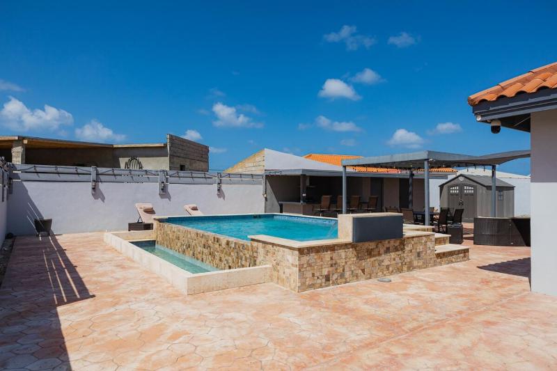 4BR Villa Private Pool 15 Minutes from Eagle Beach - image 31