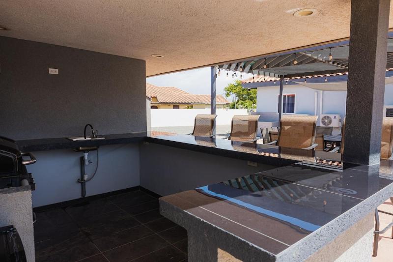 4BR Villa Private Pool 15 Minutes from Eagle Beach - image 19