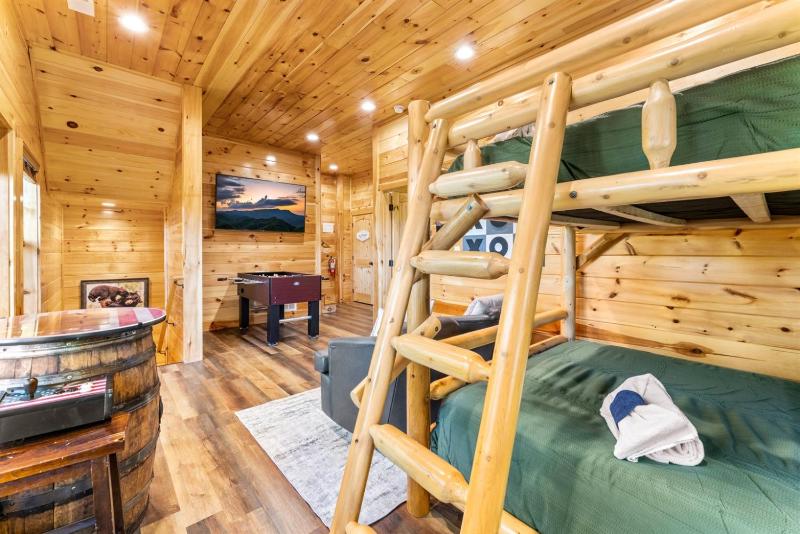 Family Cabin Private Indoor Pool Hot Tub Views Arcades EV - 5 Min to Pkwy - image 30