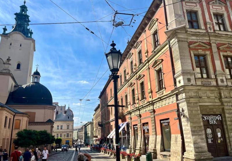 Golden apartments on the Rynok Square - image 12