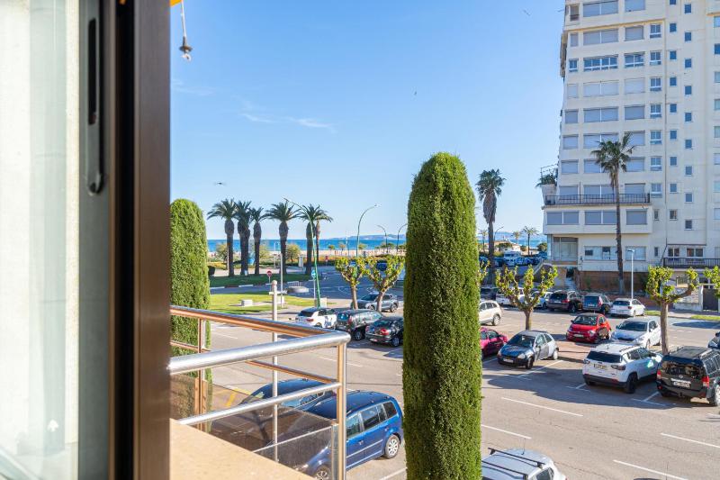 Apart-rent Apartamento Mirablau 0089 con vistas laterales a la playa - image 35