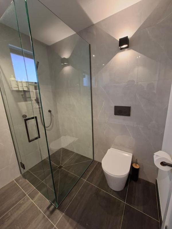 Modern Wanaka Escape with Mezzanine Loft - image 4