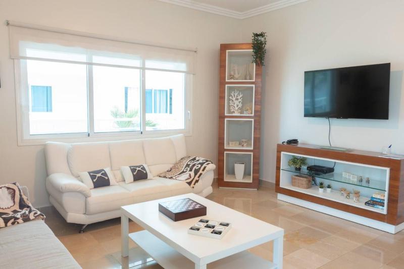 Beachfront Condo 2 Pools Private Beach 8 Guest - image 1