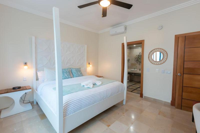 Beachfront Condo 2 Pools Private Beach 8 Guest - image 19