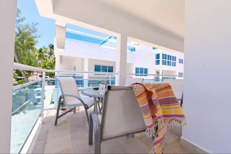 Beachfront Condo 2 Pools Private Beach 8 Guest - image 35