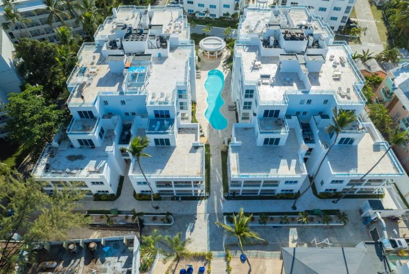 Beachfront Condo 2 Pools Private Beach 8 Guest - image 16