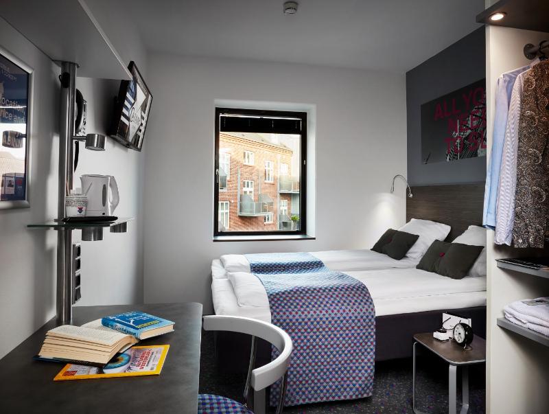 Commodore Room image 3