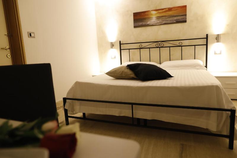Economy Double Room image 1