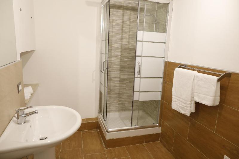 Economy Double Room image 4