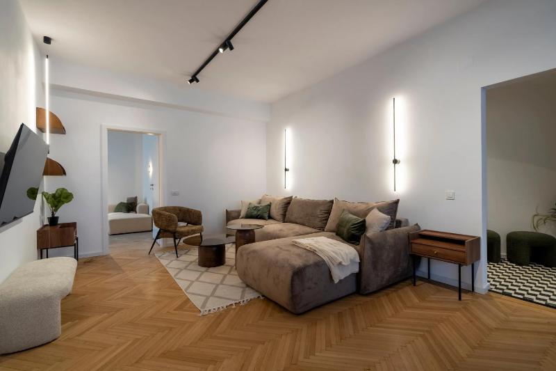 Stunning 4BR - Grand Elegant Retreat in Historic Center - image 10