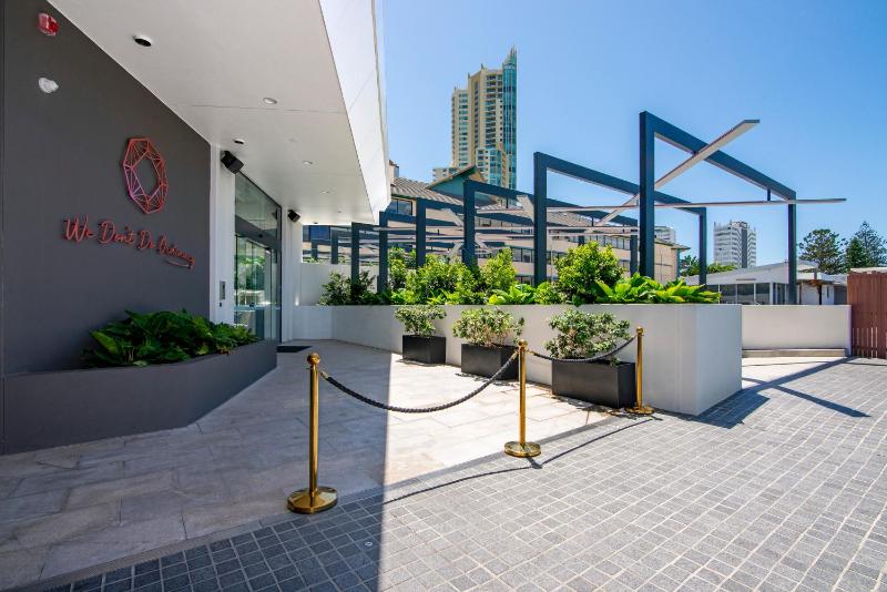 A Family Friendly 2 Bedroom Apt in Surfers Paradise - image 2