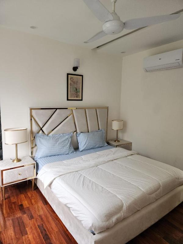 Demure Apartments Modern 2 BR Gulberg Near Qaddafi Stadium - image 10