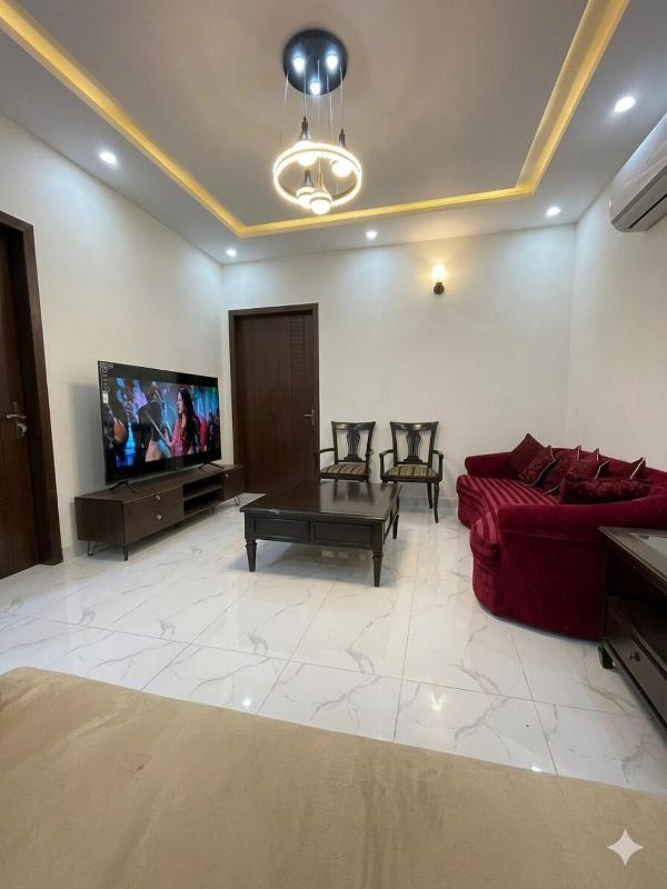Demure Apartments Modern 2 BR Gulberg Near Qaddafi Stadium - image 1