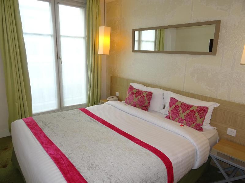 Standard Double or Twin Room image 4