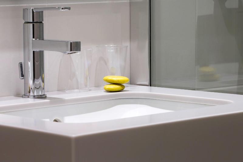 Standard Twin Room image 2