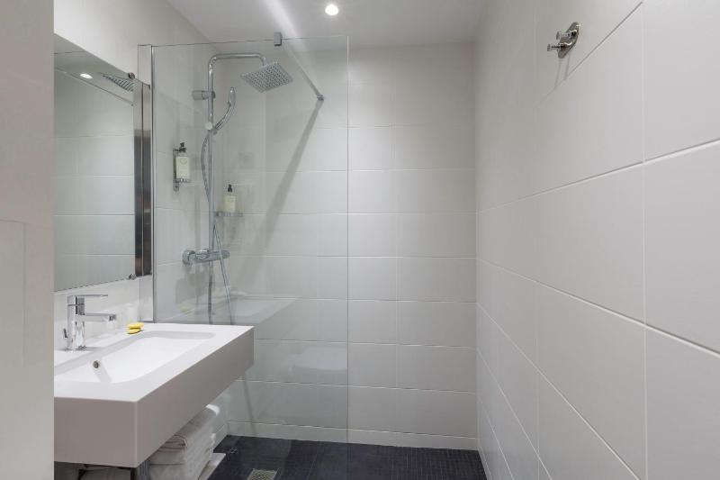 Superior Double Room with Sofa Bed - Non-Smoking image 4