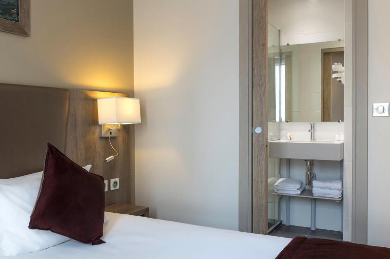 Standard Twin Room image 3