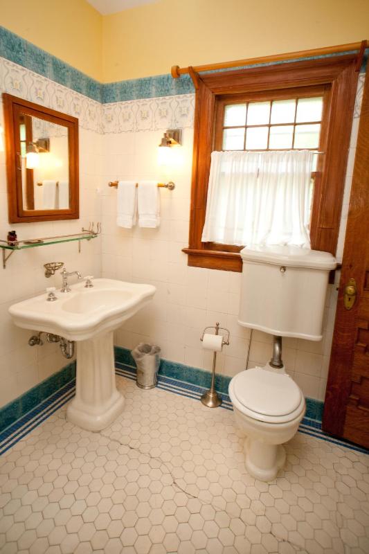 Deluxe King Room image 2