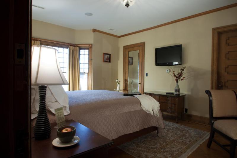 Deluxe Queen Room image 3