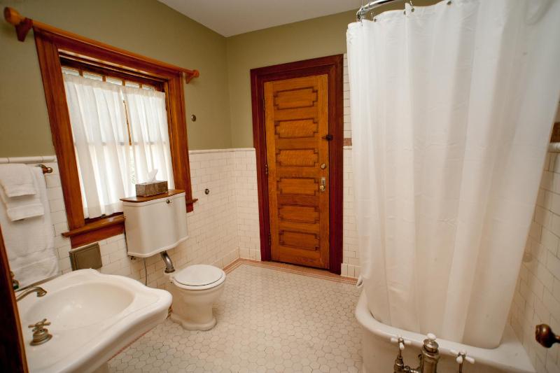 Deluxe Queen Room image 2