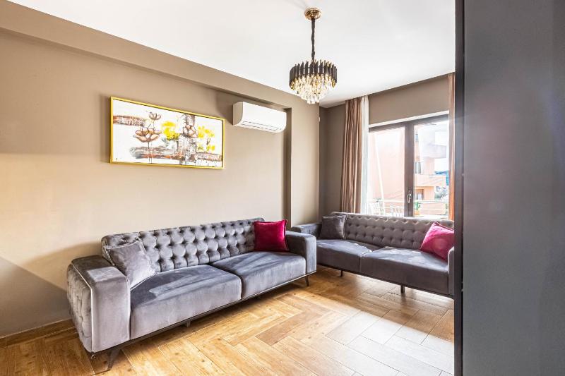 Brownie Luxury 2 Apartment with Balcony Full Kitchen 3 Min to Beach - image 8