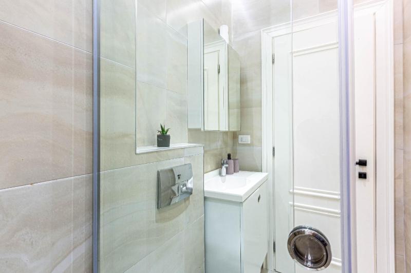 Brownie Luxury 3 Apartment with Balcony Full Kitchen 3 Min to Beach - image 2