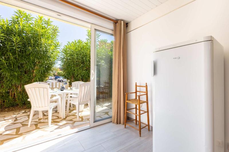 Confort & terrasse a 650 m de la mer - image 13