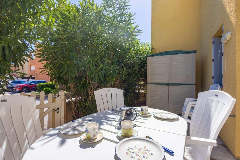 Confort & terrasse a 650 m de la mer - image 9