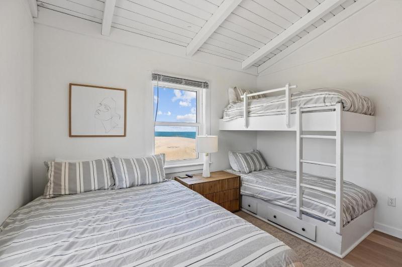 5985 - Surf House - image 15
