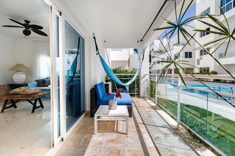 Steps to the Beach Modern Apartment - image 36