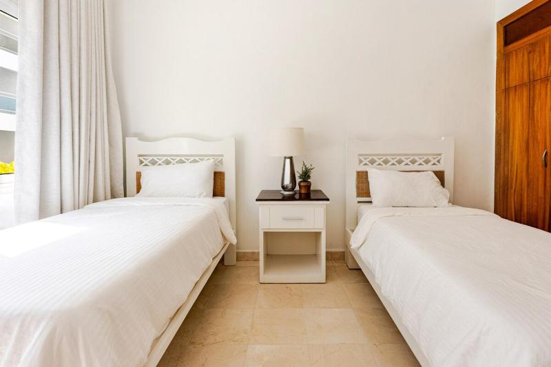 Steps to the Beach Modern Apartment - image 7