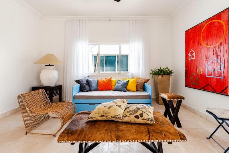 Steps to the Beach Modern Apartment - image 34