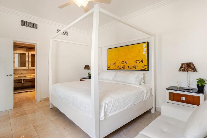 Steps to the Beach Modern Apartment - image 3