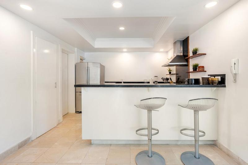 Steps to the Beach Modern Apartment - image 27