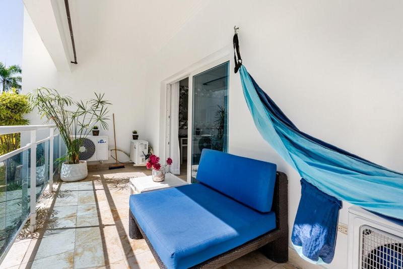 Steps to the Beach Modern Apartment - image 18